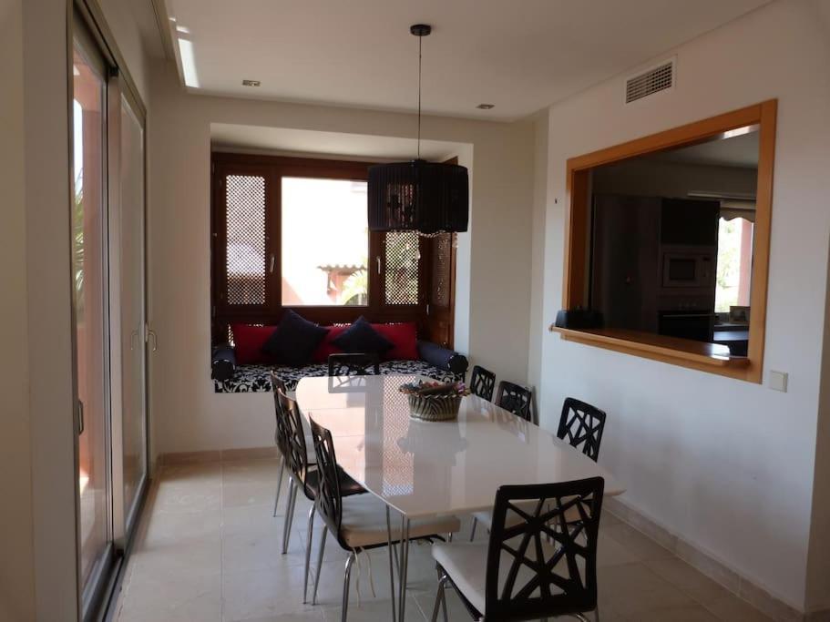 Вілла Luxurious Townhouse With Sea Views Манільва Екстер'єр фото