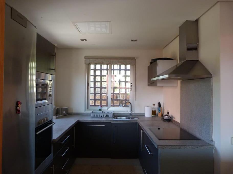 Вілла Luxurious Townhouse With Sea Views Манільва Екстер'єр фото